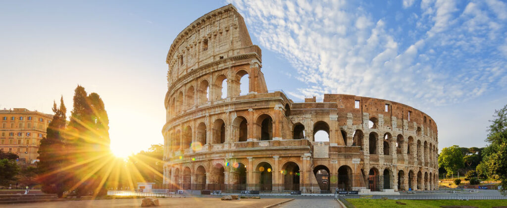 Coliseo en Roma, Italia. Uno de los sitios turísticos nuevamente abiertos después de la cuarentena