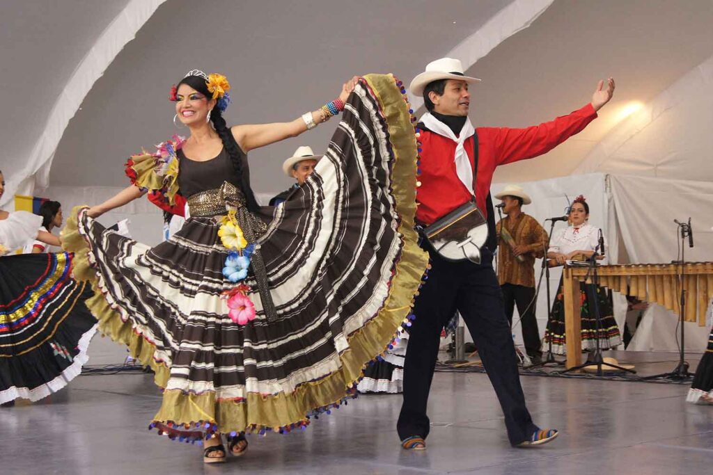 Conociendo Colombia: Trajes y bailes típicos de la región andina - Ruta  Viajera